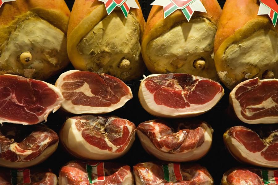 Szacuje się, że fałszywkami może być 35% oferowanej przez światowy handel szynki parmeńskiej i tyle samo prosciutto di San Daniele.