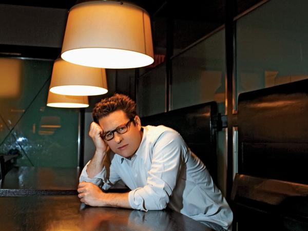 J.J. Abrams. Ulubioną sztuczką w jego scenariuszach jest tzw. flashback, co najłatwiej przetłumaczyć jako przebitkę z przeszłości