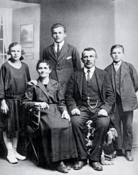 Rodzina Gomułków w 1931 r. Młody Władysław stoi między rodzicami.