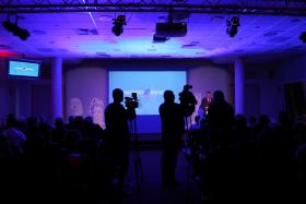 Uroczystość czas zacząć. W rolę prowadzącego wcielił się Jerzy Baczyński, red. nacz. POLITYKI.