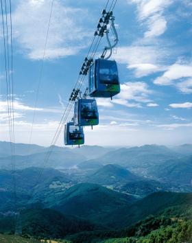 Malcantone w kantonie Ticino. Zespół gondoli kolejki nad południowym zboczem Monte Lema. W oddali widać Północne Włochy.