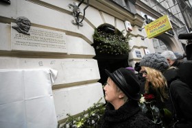 ... i na krakowskiej kamienicy, w której mieściło się biuro poselskie Zbigniewa Wassermanna.