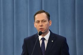 Zbigniew Konwiński. Rocznik 1974. Ukończył studia historyczne na w Wyższej Szkole Pedagogicznej w Słupsku oraz podyplomowe studia z zarządzania. Dawny dyrektor słupskiego oddziału Ruch SA oraz zastępca dyrektora regionalnego w „Dzienniku Bałtyckim”. Kierował biurem Platformy Obywatelskiej w Słupsku, pełnił funkcję przewodniczącego Rady Nadzorczej Pomorskiej Agencji Rozwoju Regionalnego. Przed zdobyciem mandatu posła był zastępcą dyrektora w Wojewódzkim Ośrodku Ruchu Drogowego w Słupsku. Dwukrotny Radny Miasta Słupsk, od 2007 r. poseł na Sejm z ramienia PO. Pracuje w Komisji Skarbu Państwa, Komisji Finansów Publicznych i Zespole Parlamentarnym do Spraw Uniwersytetów Trzeciego Wieku. Wiceprzewodniczący zespołów parlamentarnych: do spraw gospodarki morskiej, do spraw gazu łupkowego oraz do spraw polityki miejskiej. Jak widać, wszechstronny.Wybrane wypowiedzi:• „Prześcignęliście ekipę Gomułki, bo oni najpierw zobaczyli »Dziady«, a później je zdjęli”• „Co wy macie wspólnego z prawem i sprawiedliwością? Może powinniście zmienić nazwę partii?”