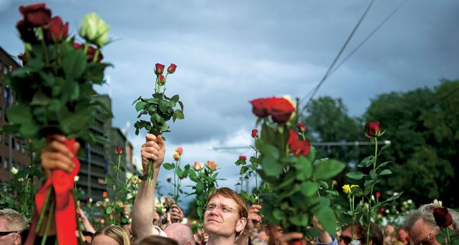 W hołdzie ofiarom zamachowca na ulice Oslo wyszło 200 tys. ludzi.