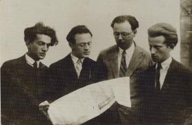 Grupa żydowskich pisarzy z gazetą w języku jidysz 'Tshernovitser bleter' w 1928 lub 1929 r. Od lewej Itsik Manger , Josef Lerner, S. A. Sofer, Naftali Herc Kon.