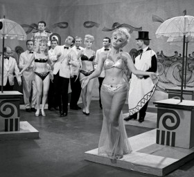 Teatr Telewizji 1965: 'Piekna Helena', reż. Jerzy Gruza. Na zdjęciu na pierwszym planie Kalina Jędrusik.