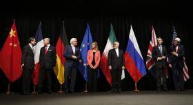 Ministrowie spraw zagranicznych Chin, Francji, Niemiec, Unii Europejskiej, Iranu, Wielkiej Brytanii i Stanów Zjednoczonych ogłaszający zakończenie rozmów.