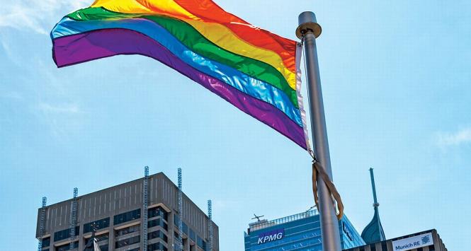 W Toronto (na zdjęciu) z okazji Miesiąca Dumy powiewała wielka flaga reprezentująca środowiska LGBT.