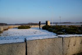 Niski mur symbolicznie wygradza przestrzeń, na której 10 lipca 1941 roku stała stodoła.