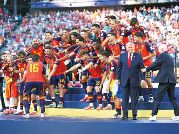Zwycięska drużyna Hiszpanii, po prawej: prezydent Donald Trump z prezydentem FIFA Giannim Infantino, stadion New York New Jersey.