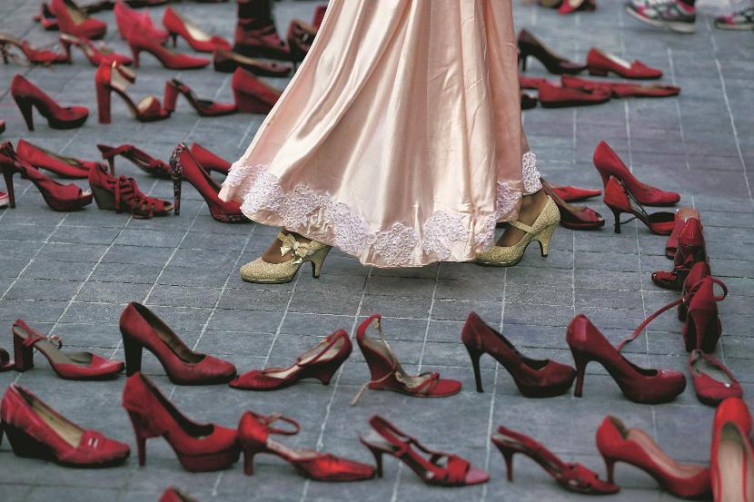 Buty symbolizują zamordowane ofiary („Dzień bez kobiet”, miasto Meksyk, 9 marca br.).