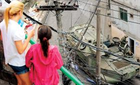 Wojskowy patrol w faveli Rocinha.