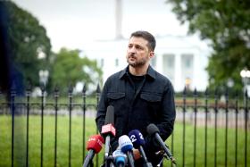 Wołodymyr Zełenski przed Białym Domem, 18 sierpnia 2025 r.