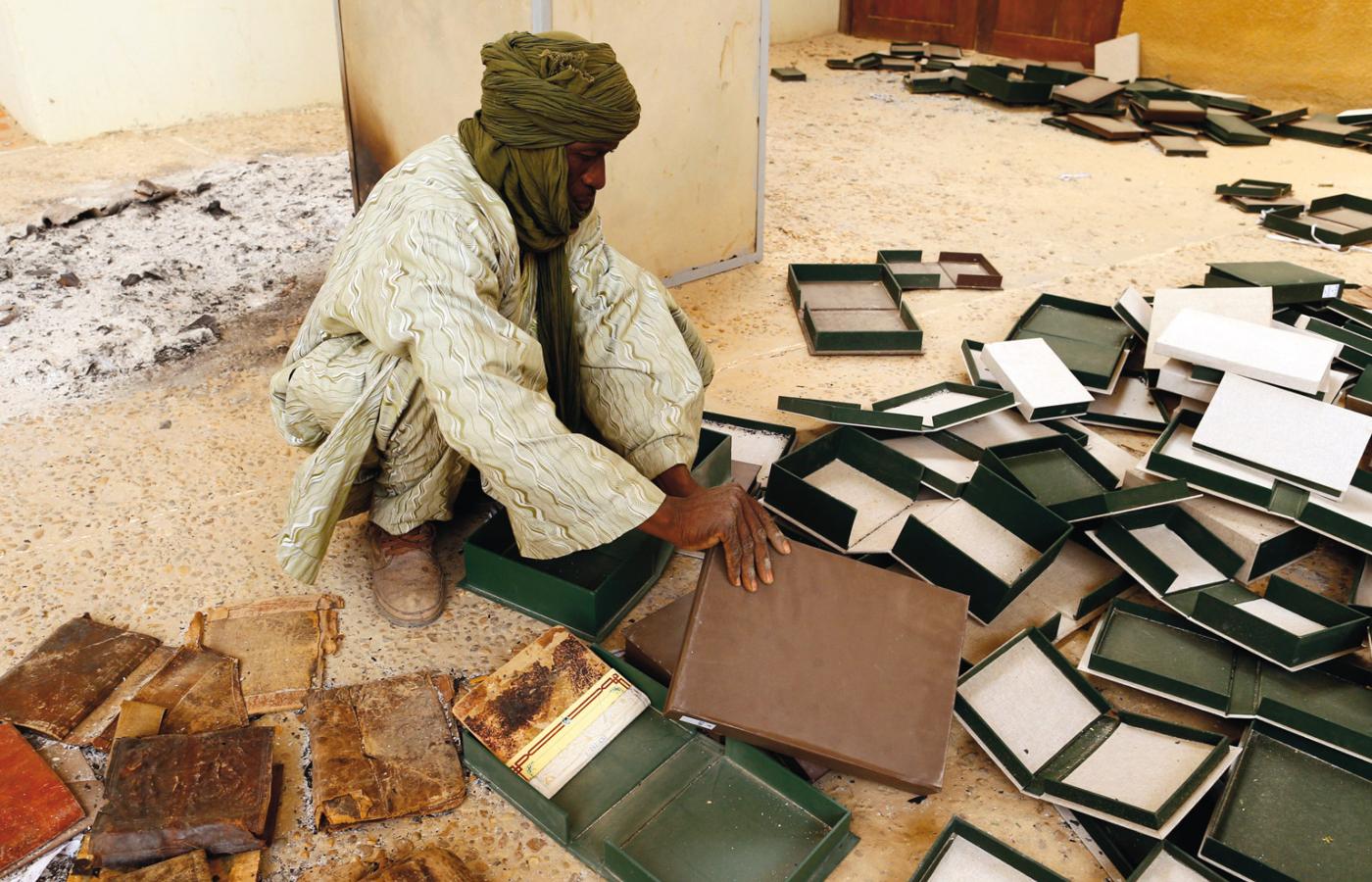 Częściowo zniszczone starożytne manuskrypty w Instytucie Ahmed Baba w Timbuktu.