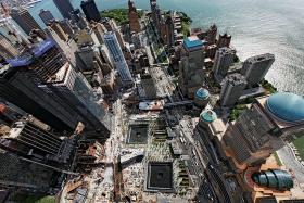 Ślady po wieżach WTC w Nowym Jorku - popularne miejsce turystycznych pielgrzymek