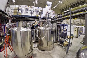 Laboratorium, w którym przeprowadzono eksperyment ALPHA. Na pierwszym planie zbiorniki z ciekłym helem, który służy do schładzania magnesów nadprzewodzących.