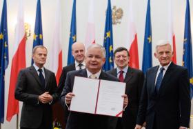 „W obronie traktatu lizbońskiego, gdy szła walka o jego podpis ratyfikacyjny, Lech Kaczyński potrafił przeciwstawić się woli brata, który zresztą niespecjalnie naciskał”.