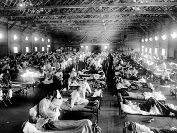 Wrzesień 1918 r. Amerykańscy żołnierze chorzy na hiszpankę w Camp Funston w stanie Kansas.