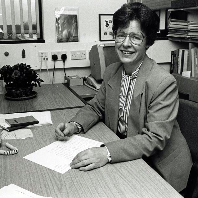 Jocelyn Bell Burnell w swoim gabinecie, lata 70.