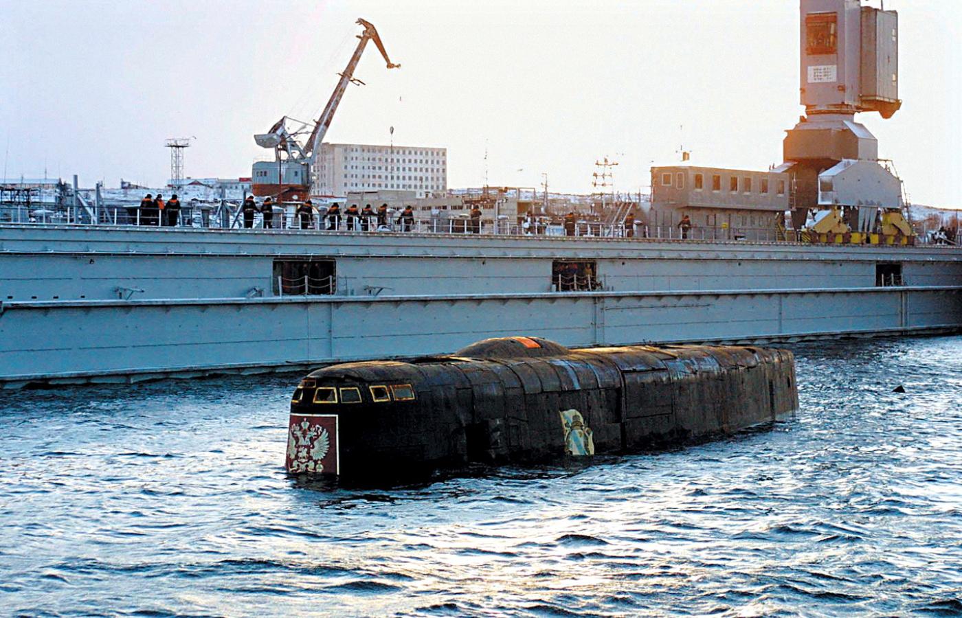 23 października 2001 r., Roslakowo, „Kursk” przed umieszczeniem go w suchym doku. Mimo wydobycia wraku do dziś nie wiadomo, co było przyczyną tragedii.