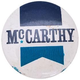 Przypinka z nazwiskiem Josepha McCarthy’ego.