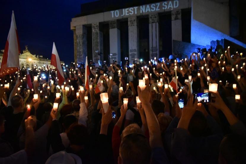 Łańcuch światła przed Sądem Najwyższym w Warszawie