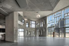 Nie zabrakło też aul wykładowych, przestronnych sal konferencyjnych oraz pomieszczeń do samodzielnej nauki. Na dole budynku WU Executive Academy znajduje się kawiarnia z zewnętrznym ogródkiem, a na ostatnim poziomie restauracja z widokiem na cały kampus.