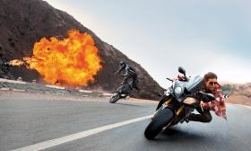 W „Mission: Impossible 5” Cruise znów udaremnia nikczemne intrygi i pokonuje groźną organizację Syndykat. Gwarantuje to wytwórni pewny zysk.