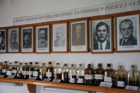 Libusza, prywatne muzeum A. i T. Pabisów, poczet pionierów przemysłu naftowego w Polsce, bez Ignacego Łukasiewicza.