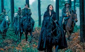 10. Wonder Woman, reż. Patty Jenkins, prod. Hongkong, Chiny, USA. Wonder Woman grana przez izraelską aktorkę Gal Gadot jest empatyczna, optymistyczna, inspirująca i intensywna, bo potrafi rzucić ciętą ripostą. Jest też superbohaterką, której bliżej do przygód Indiany Jonesa niż do apokaliptycznych efektów specjalnych preferowanych przez resztę kolegów z komiksów DC i Marvela.