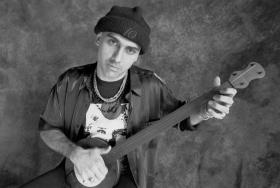 Tim Eriksen grał koncerty z Nirvaną, współpracował ze Stingiem i Elvisem Costello. Upomniało się też o niego Hollywood – stworzył muzykę do nagrodzonego Oscarem „Wzgórza Nadziei”. W 2014 r. obronił doktorat z etnomuzykologii, na 12. Festiwalu Skrzyżowanie Kultur zagra w duecie z maestro kubańskiego pianina Omarem Sosą. Będzie także prowadził warsztaty śpiewu starych pieśni amerykańskich.