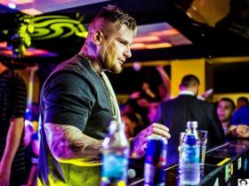 W swój własny wesołkowaty sposób – odwołuje się do fundamentów gangsterskiego stylu życia obecnych w hip-hopie: imprez w nocnych klubach, pieniędzy, narkotyków, łatwych kobiet.