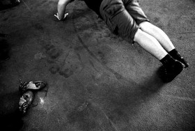 Na ścianie pracuje całe ciało, dlatego tak ważne przed pierwszym chwytem jest rozgrzanie wszystkich partii mięśni. Do uprawiania wspinaczki ściankowej nie potrzebny jest kosztowny sprzęt, najtańsze buty, tzw. kleterki, kupimy za mniej niż 200 złotych.