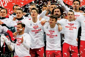 Polska drużyna świętuje awans do przyszłorocznych Mistrzostw Europy 2016.