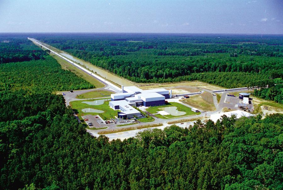 Laboratorium LIGO w Livingston w Luizjanie w USA. Drugie takie samo znajduje się w Hanford w stanie Waszyngton. Oba tworzą obserwatorium LIGO.