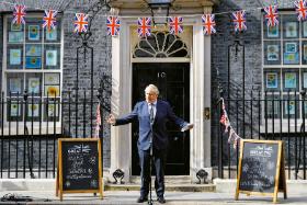 Bez względu na to, kto wygra, będzie musiał zacząć od sprzątania po Borisie. Nigdy wcześniej żadnego z brytyjskich premierów własny gabinet nie uznał za niezdolnego do pełnienia tej funkcji.