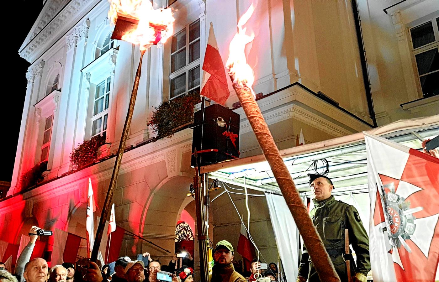 Palenie statutu kaliskiego podczas demonstracji skrajnej prawicy. Kalisz, 11 listopada 2021 r.
