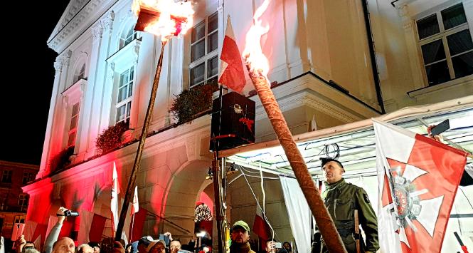 Palenie statutu kaliskiego podczas demonstracji skrajnej prawicy. Kalisz, 11 listopada 2021 r.