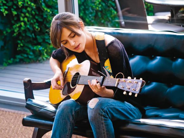 Śpiewająca Keira Knightley.