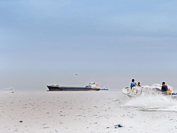 Cieśnina Ormuz pozostaje zablokowana.