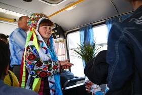 Hucułka w busiku, zaprasza na wesele