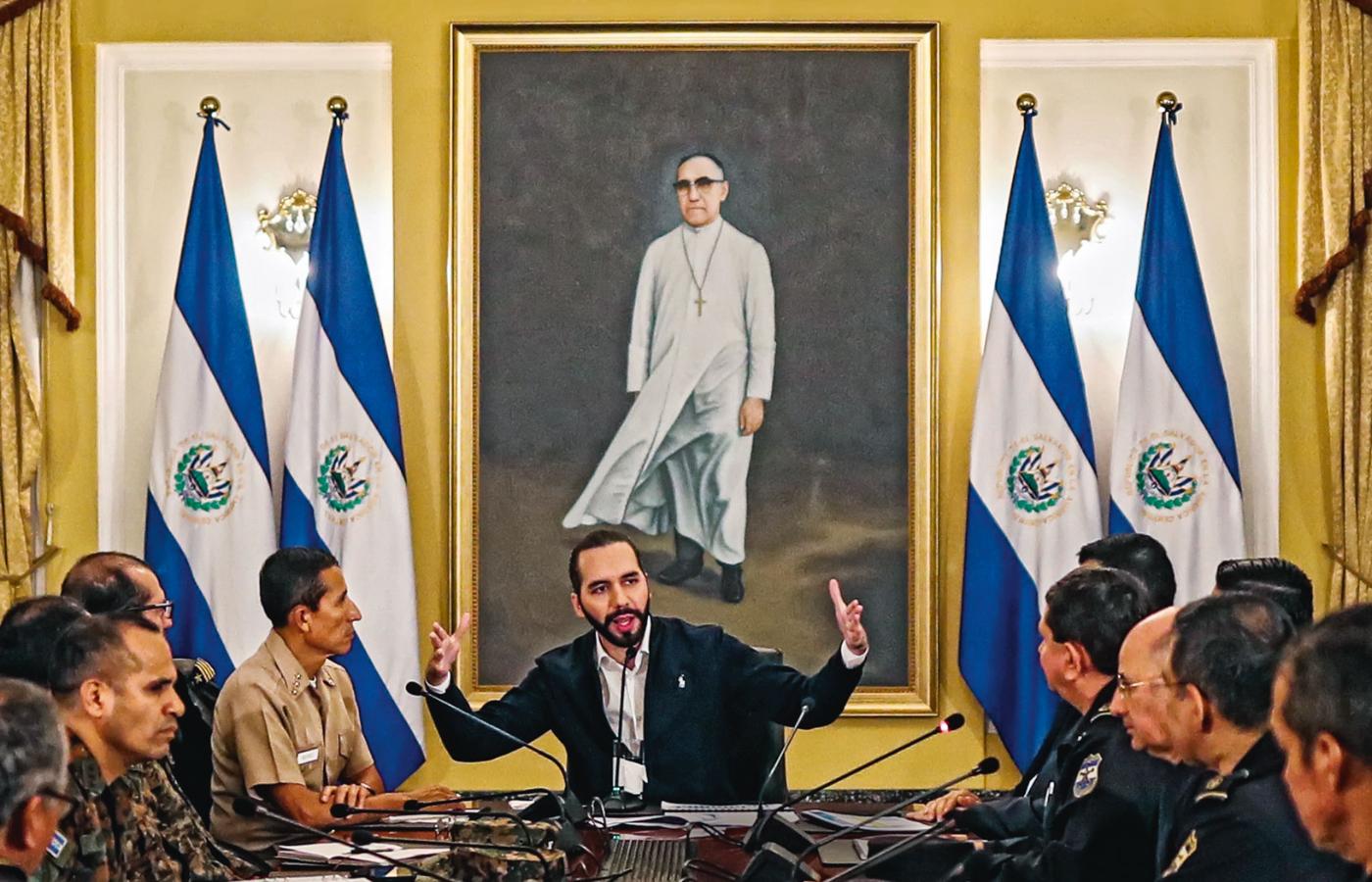 Posiedzenie gabinetu prezydenta. W tle portret duchowego przywódcy teologii wyzwolenia abp. Oscara Romero, zastrzelonego w 1980 r.