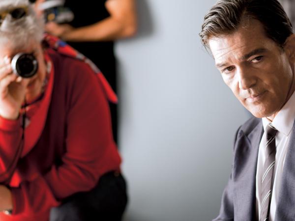 Antonio Banderas (ur. w 1960 r.) – aktor i reżyser urodzony w Maladze. Zagrał w sześciu filmach Pedro Almodovara (na zdj. z tym reżyserem w tle).