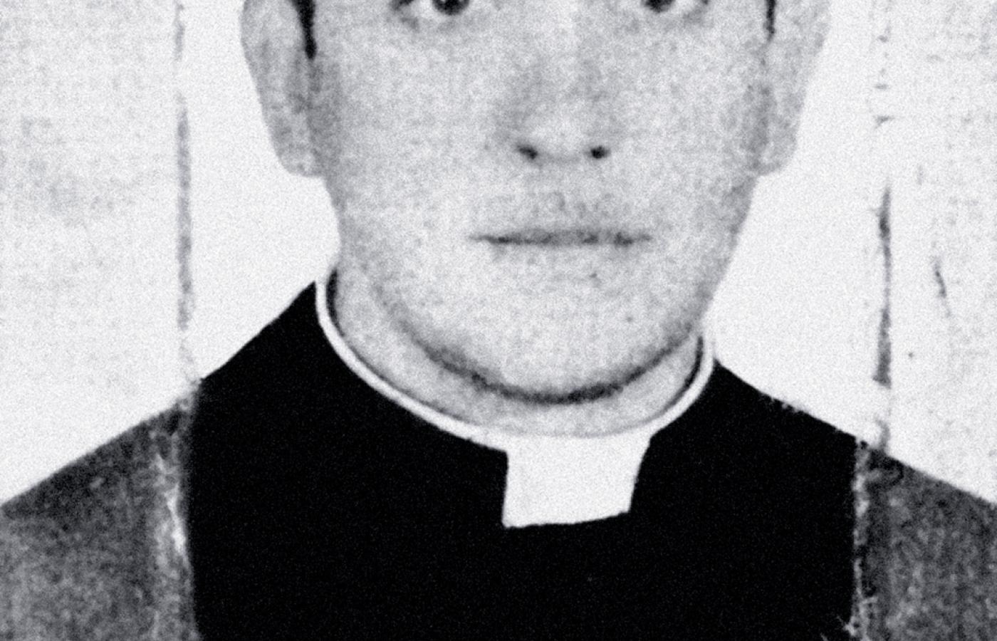Niedatowana fotografia księdza Jorge Bergoglio pochodząca z archiwum argentyńskiego dziennika „El Clarin”.