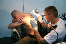 Gabinet tatuatora przypomina przychodnię dentystyczną