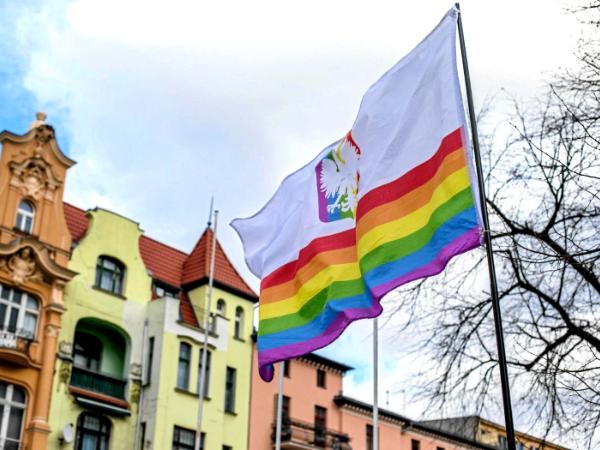 Połączone flagi Polski i społeczności LGBT+