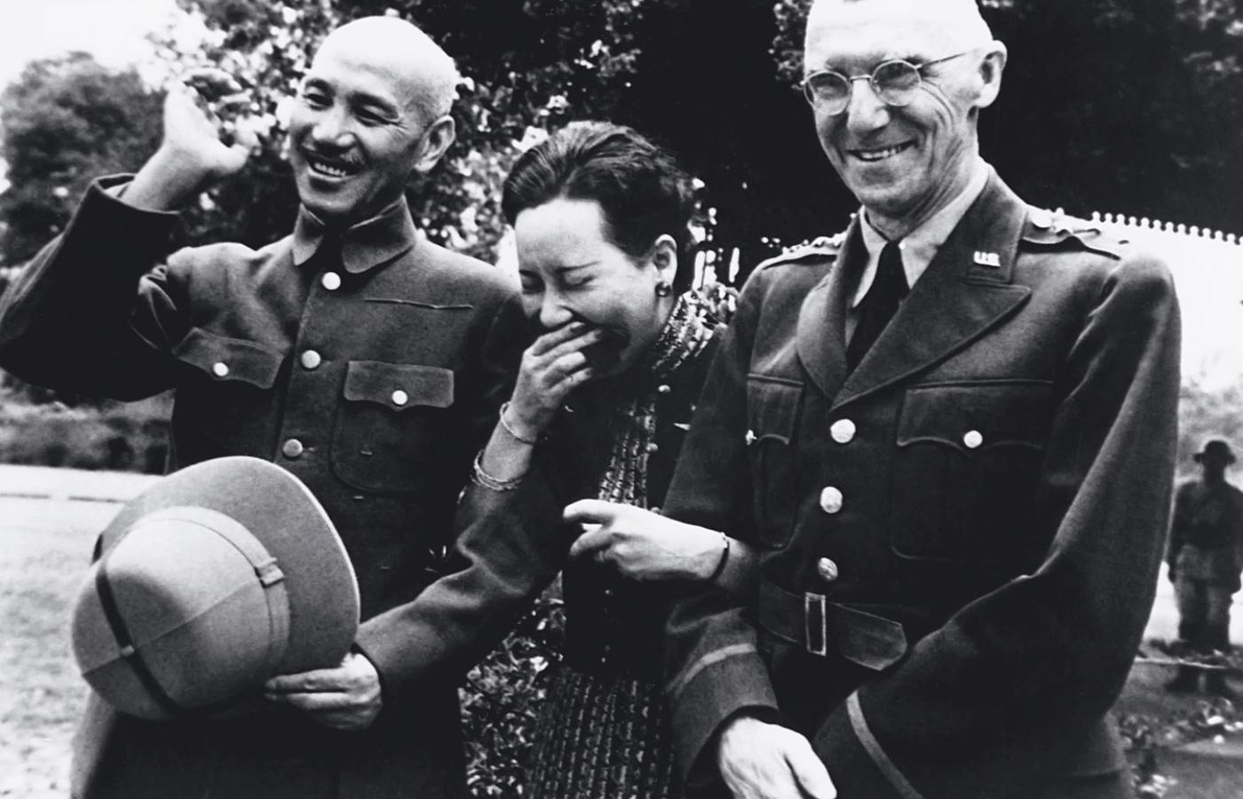 Czang Kaj-szek z żoną i gen. Josephem Stilwellem, narzuconym mu szefem sztabu, dowódcą Chińskich Sił Ekspedycyjnych, Birma, kwiecień 1942 r.