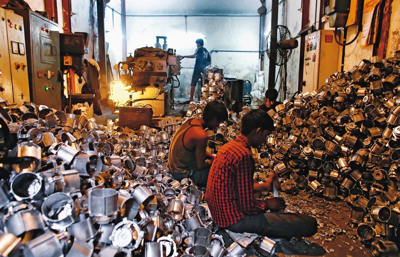 Fabryka puszek w Bombaju. Warunki pracy przypominają te z zamierzchłych epok.