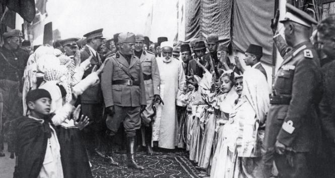 Benito Mussolini w dzielnicy żydowskiej w Trypolisie podczas podróży do Libii, wówczas włoskiej kolonii, marzec 1937 r.
