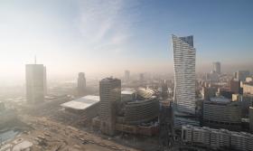 Znacznie słabiej niż można by oczekiwać Polacy lękają się smogu i skażenia naturalnego środowiska. Na zdjęciu: smog nad Warszawą.